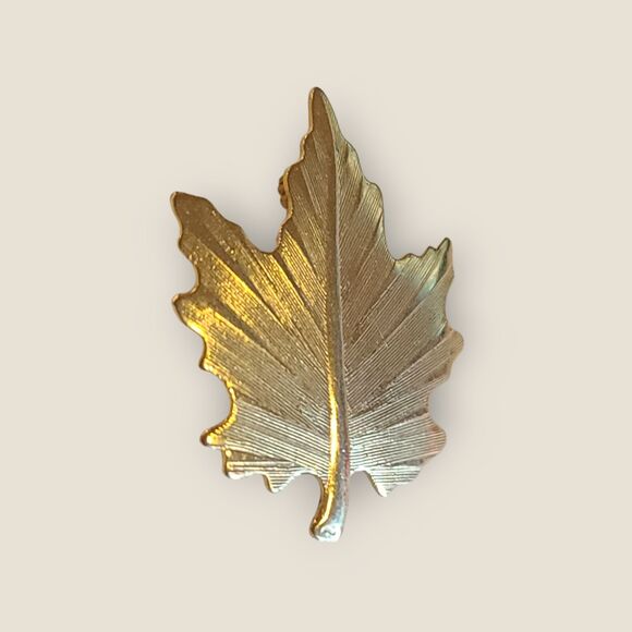 Vintage Gold Tone Brushed Textured Maple Leaf Pin Brooch - Picture 7 of 8